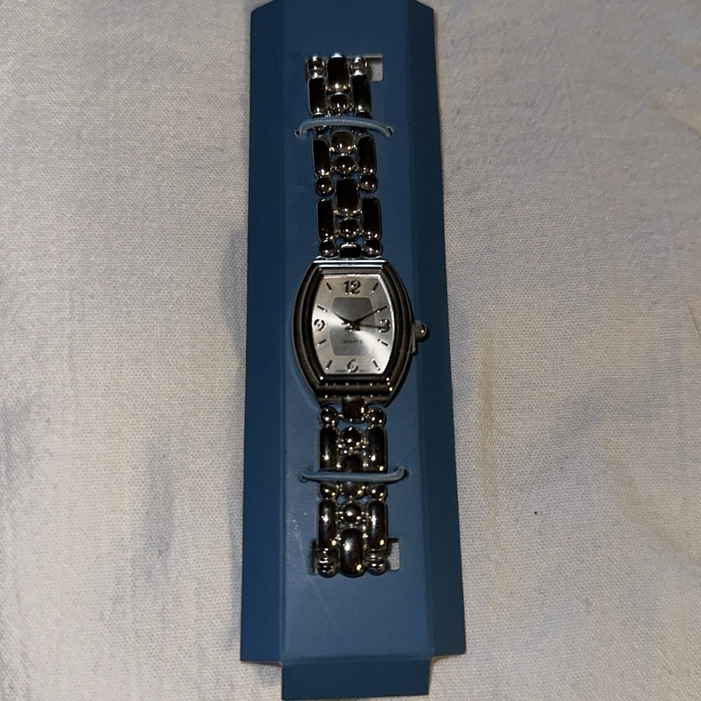 New Quartz Silvertone Ladies Watch -Great Gift!!!!